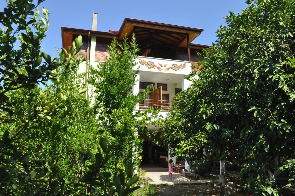 een huis gezien door de bomen bij San Simon Hotel in Cıralı