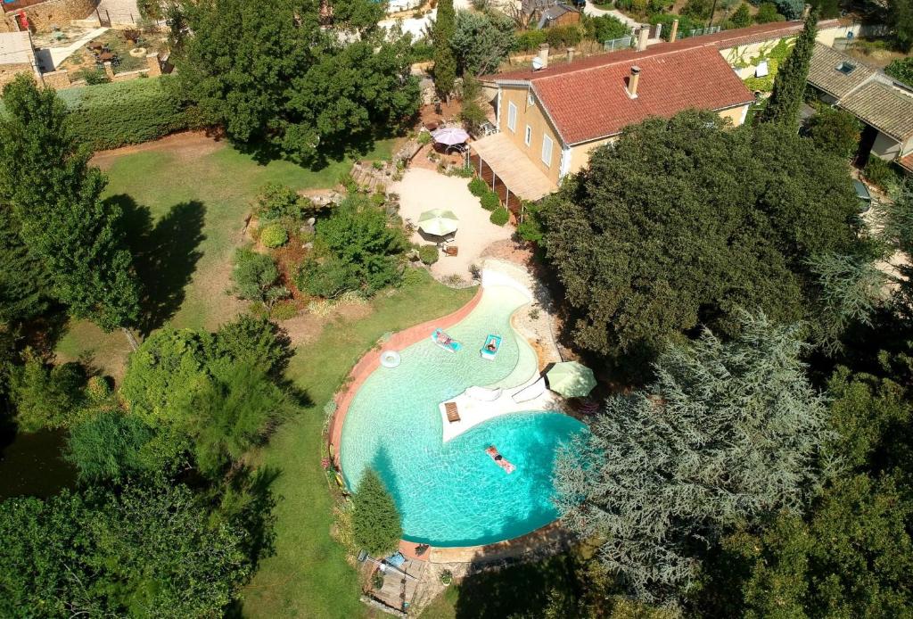 une vue aérienne d'une maison avec piscine dans l'établissement Le Fer en Cèze, à Sabran
