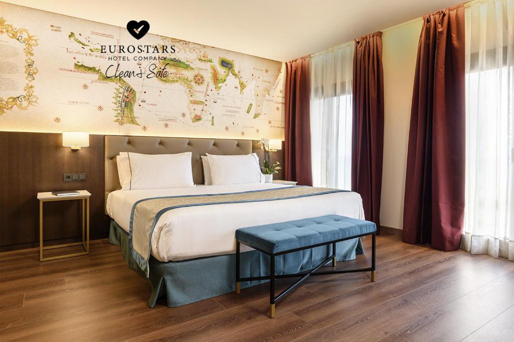 Habitación de hotel con cama y mapa en la pared en Áurea Museum by Eurostars Hotel Company, en Lisboa