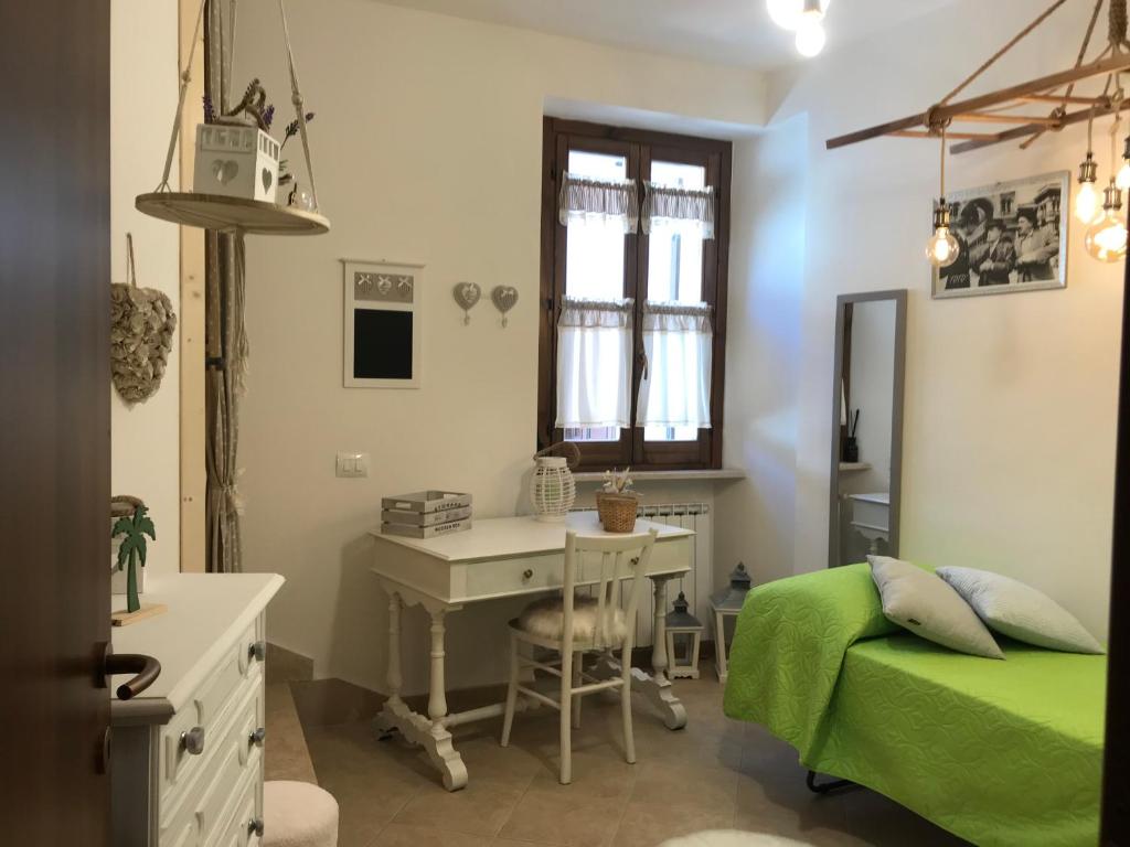 sypialnia z biurkiem, łóżkiem i biurkiem w obiekcie Casa vacanze I PINI E IL CILIEGIO w mieście Pale