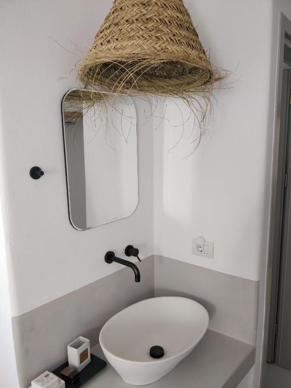A bathroom at Psathaki