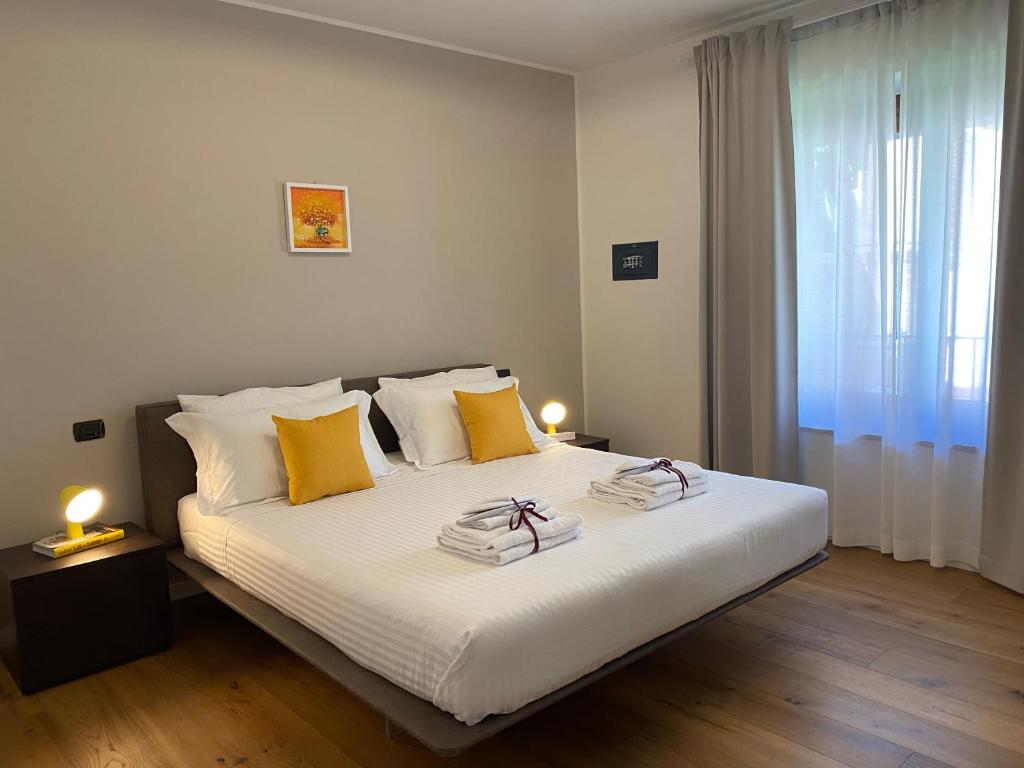 sypialnia z łóżkiem i dwoma ręcznikami na nim w obiekcie Bed's Apartments w mieście Soave