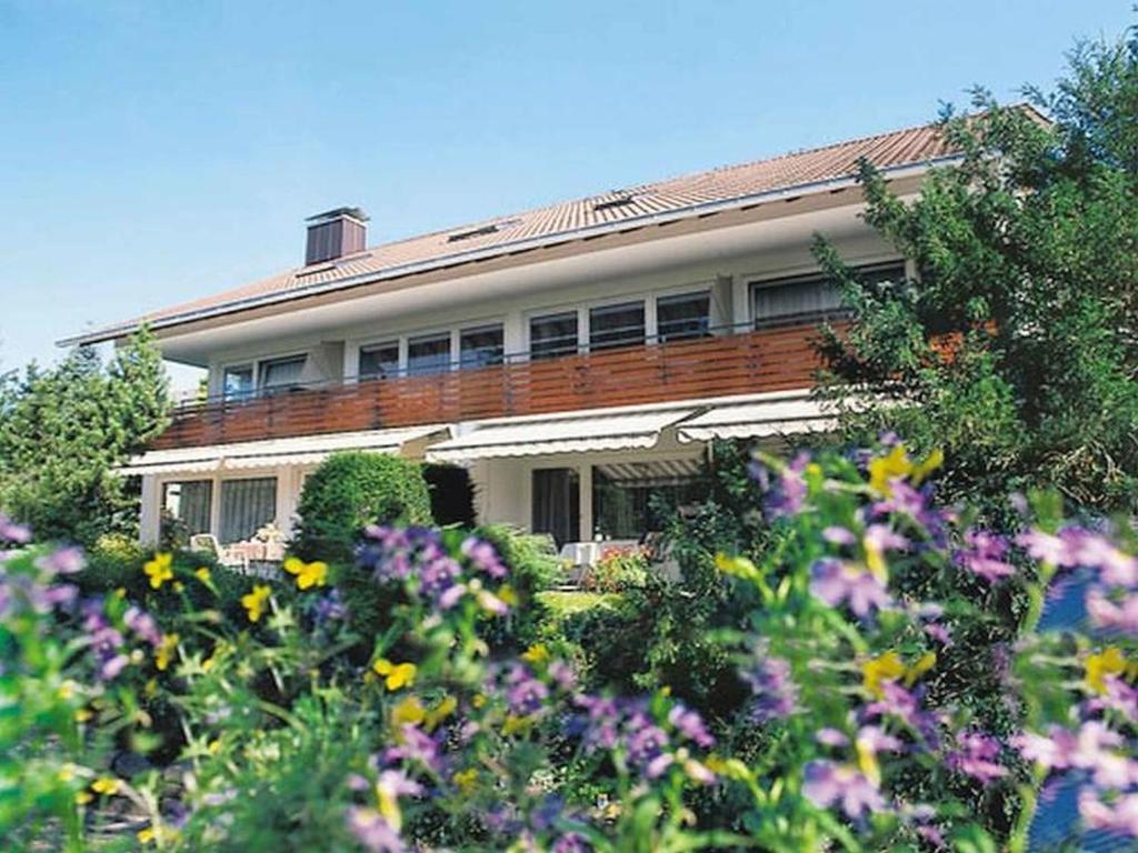 una casa con flores delante en Ferienwohnung Haus Schiller, en Königsfeld im Schwarzwald