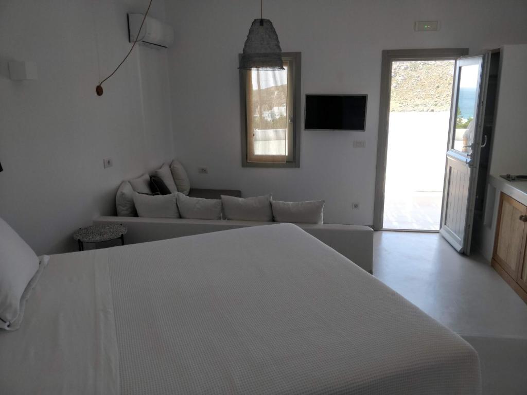 A bed or beds in a room at Psathaki