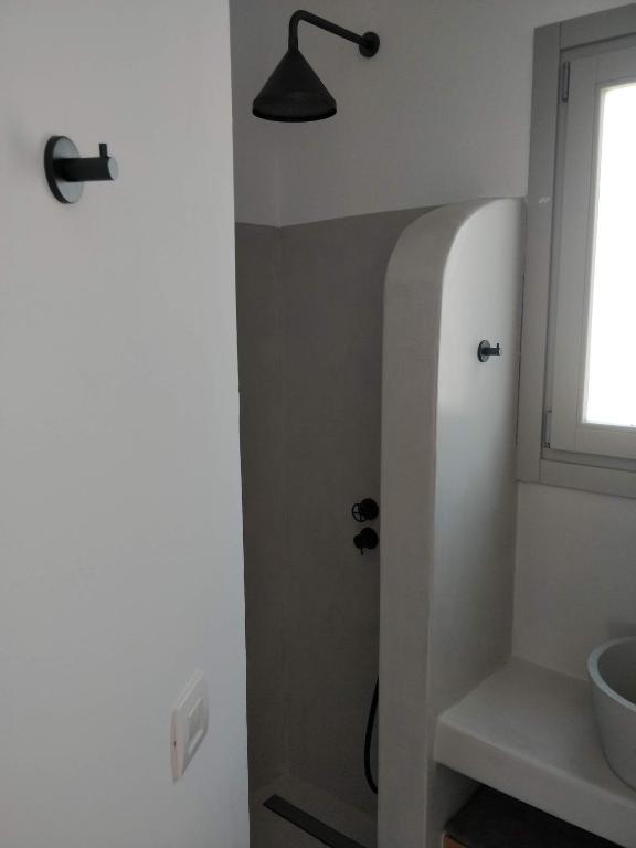 A bathroom at Psathaki