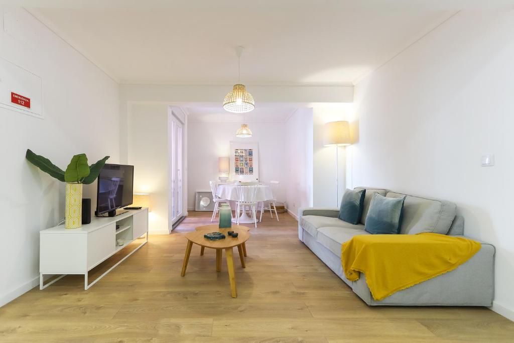 a living room with a couch and a table at Cosy Guesthouse - Sónias Houses in Lisbon