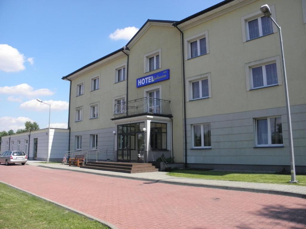 un edificio con un letrero que lee hotel en Hotel Julianów en Varsovia