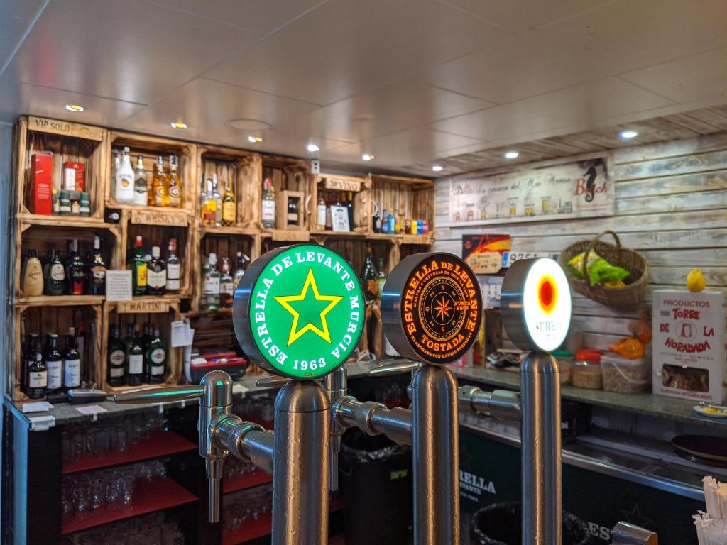 El salón o zona de bar de Camping San Javier