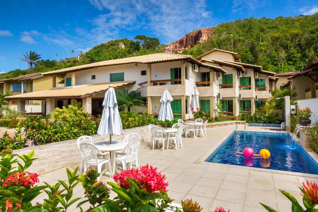 a villa with a swimming pool and a resort at Quinta do Sol Lite Praia Hotel in Porto Seguro
