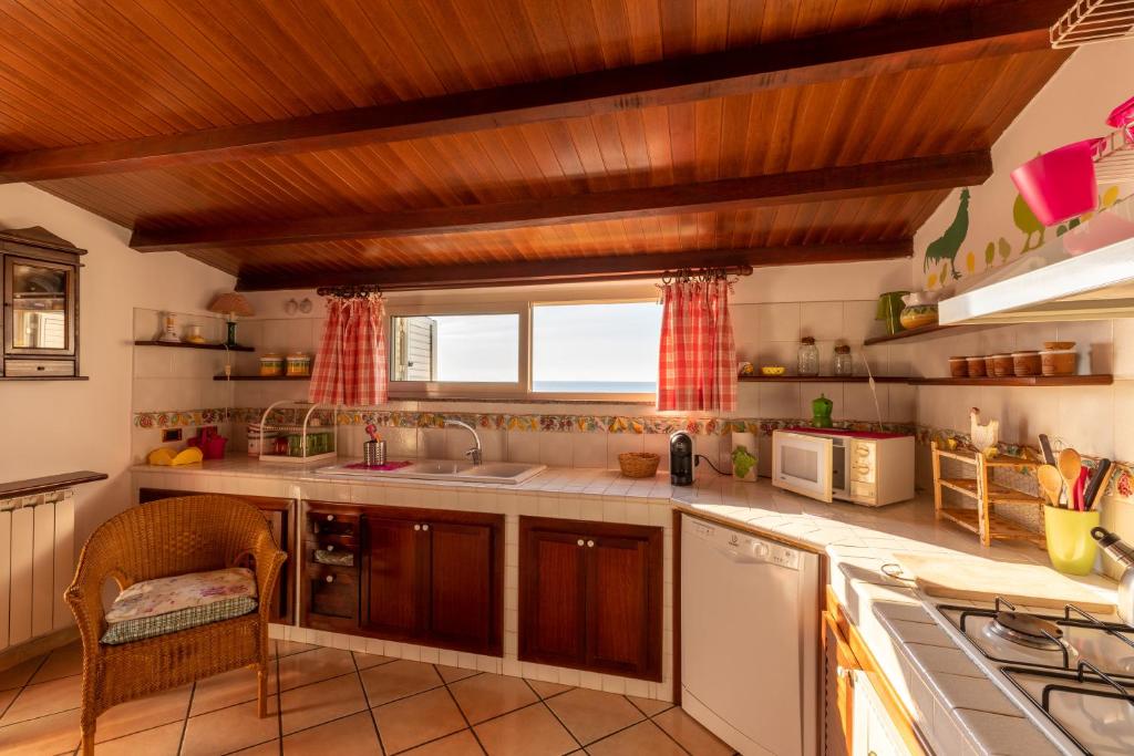 A kitchen or kitchenette at Vacanze al Mare Patrizia's Sweet Home
