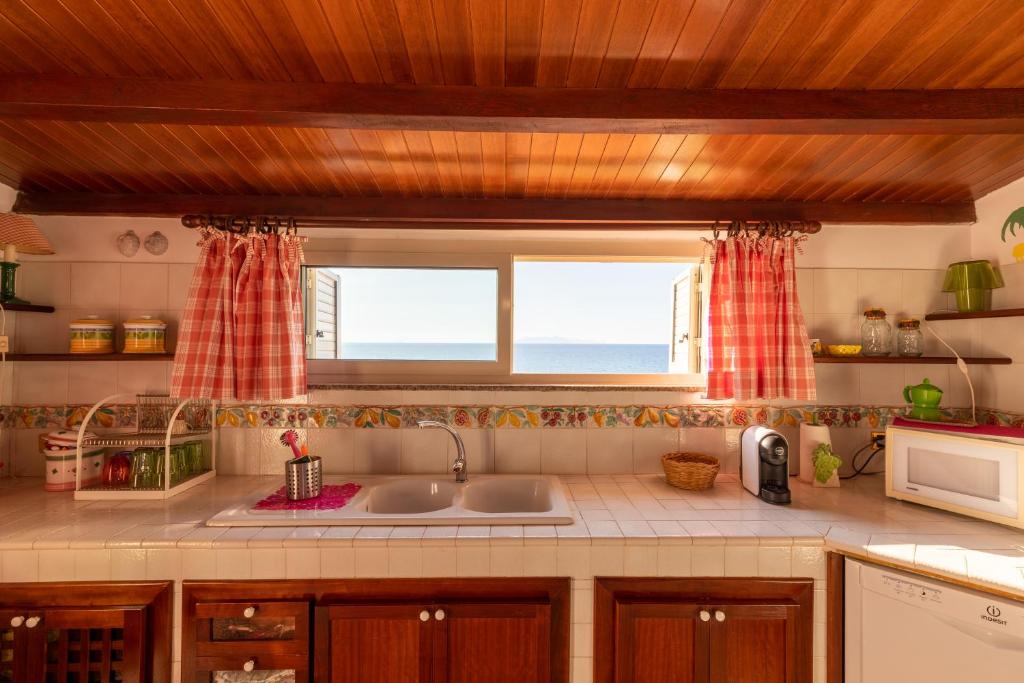 A kitchen or kitchenette at Vacanze al Mare Patrizia's Sweet Home