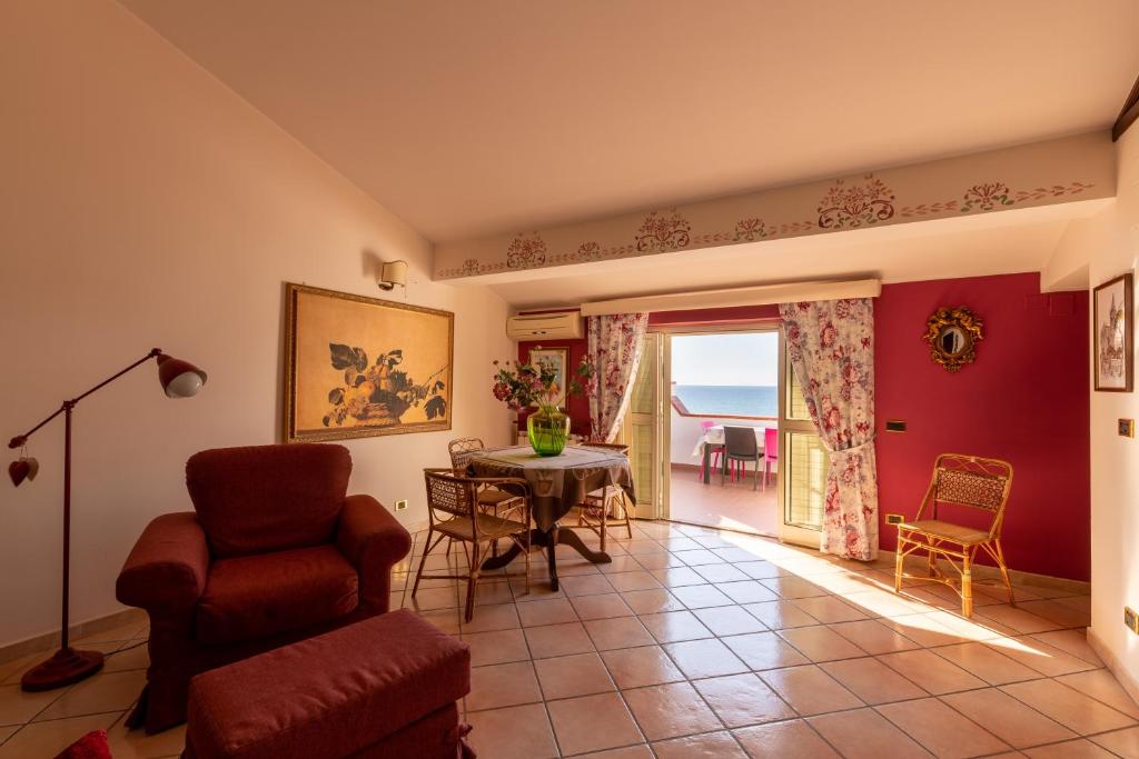 A seating area at Vacanze al Mare Patrizia's Sweet Home
