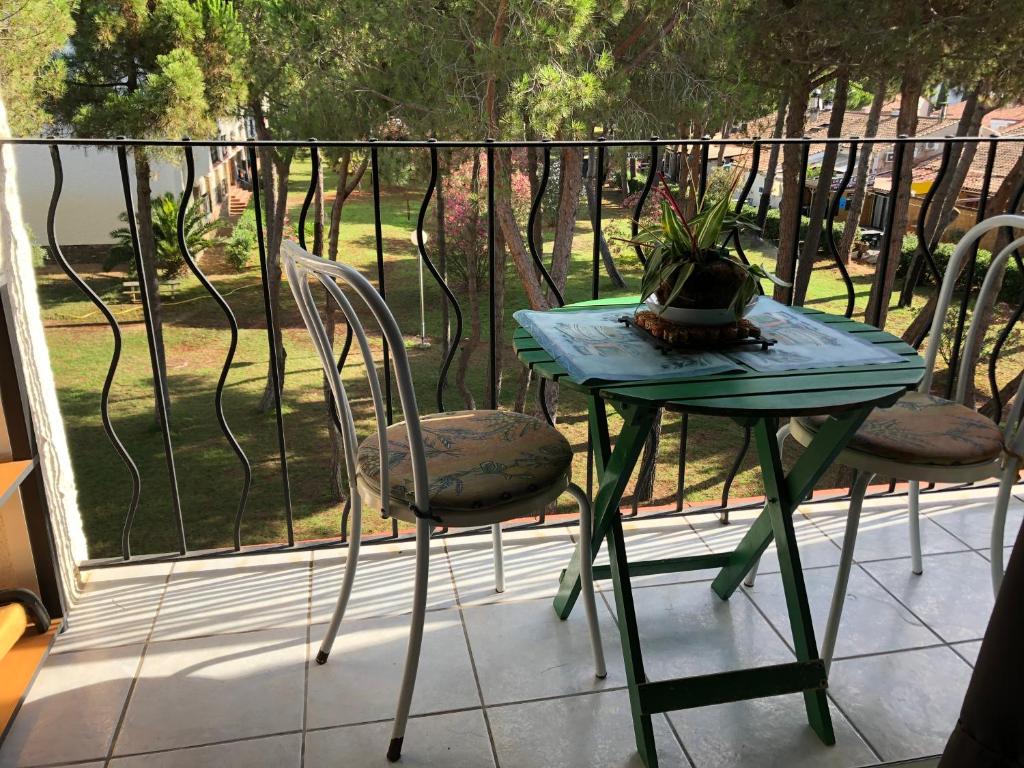 - un balcon avec une table et deux chaises dans l'établissement Studio 150m de la mer, à Argelès-sur-Mer