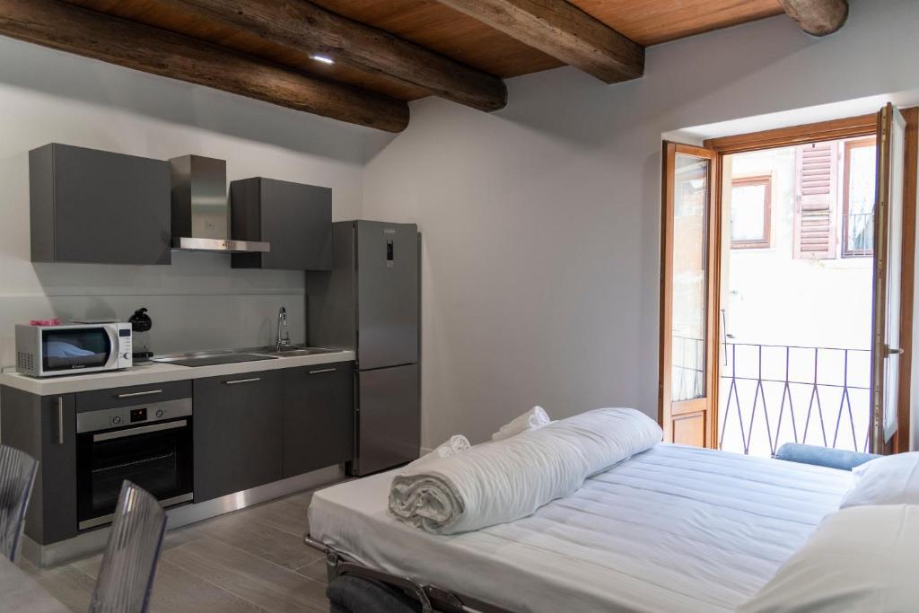 una cucina con un letto in una camera di Dimora Domese a Domodossola