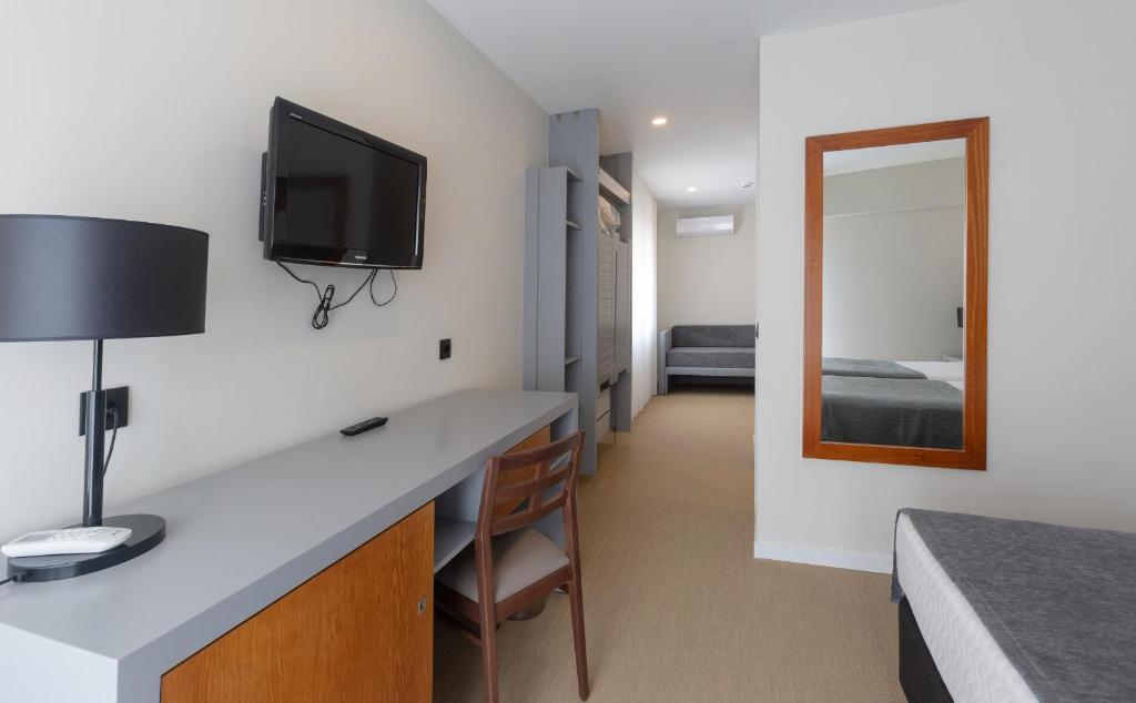 TV a/nebo společenská místnost v ubytování Hotel Afonso V & SPA