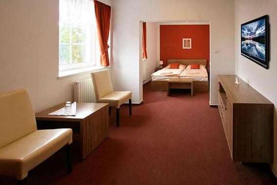 Postel nebo postele na pokoji v ubytování Wellness Hotel Hukvaldy POLOPENZE A WELLNESS V CENĚ