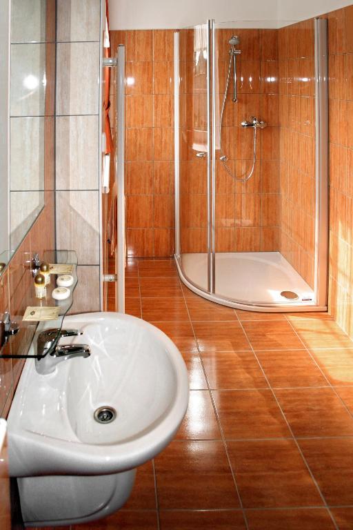 Koupelna v ubytování Wellness Hotel Hukvaldy POLOPENZE A WELLNESS V CENĚ