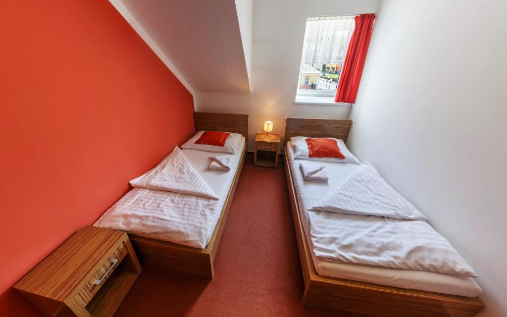 Postel nebo postele na pokoji v ubytování Wellness Hotel Hukvaldy POLOPENZE A WELLNESS V CENĚ