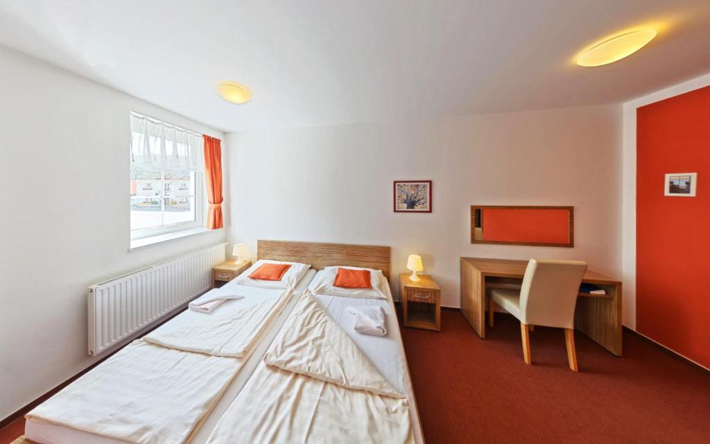 Postel nebo postele na pokoji v ubytování Wellness Hotel Hukvaldy POLOPENZE A WELLNESS V CENĚ