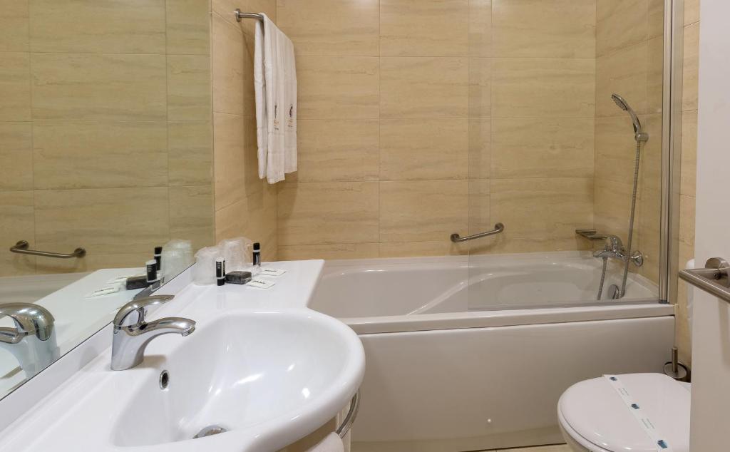Koupelna v ubytování Hotel Afonso V & SPA