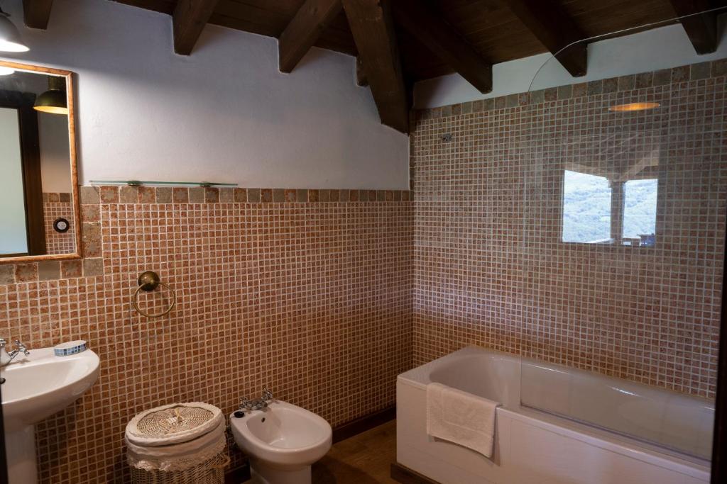 Koupelna v ubytování La Xamoca Apartamentos Rurales
