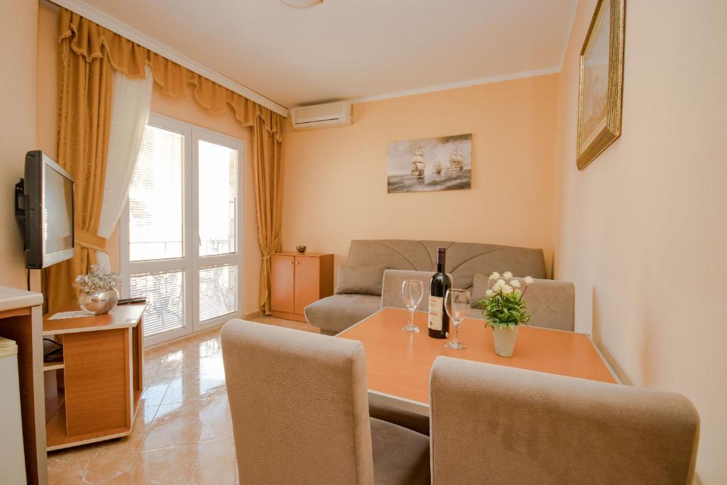 TV a/nebo společenská místnost v ubytování Apartments Posejdon