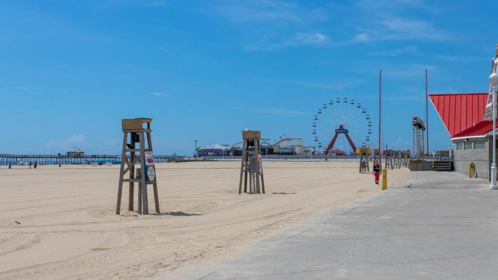 a beach with a ferris wheel and a roller coaster at Rideau Oceanfront Motel in Ocean City