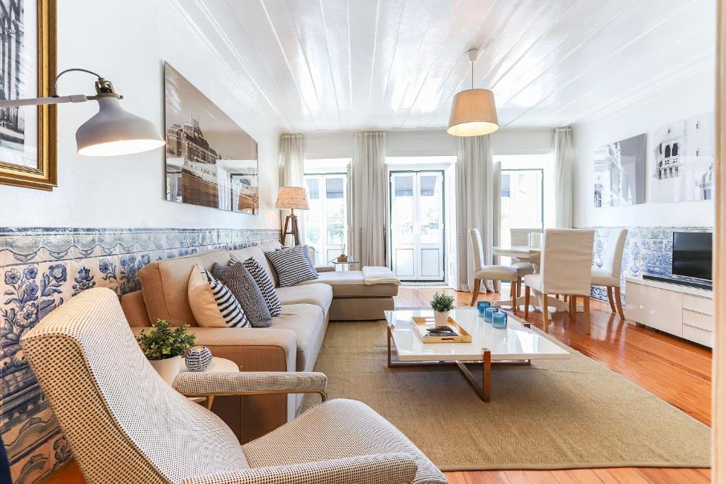 uma sala de estar com um sofá e uma mesa em Belem Prestige by Homing em Lisboa