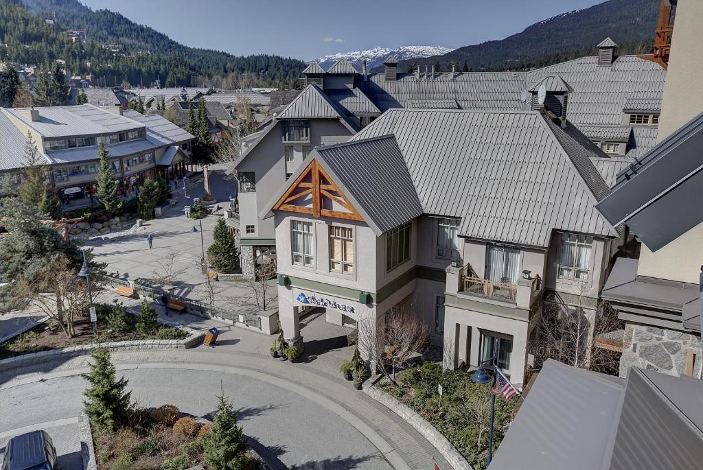 eine Aussicht auf ein Haus in einer Stadt in der Unterkunft Whistler Peak Lodge in Whistler