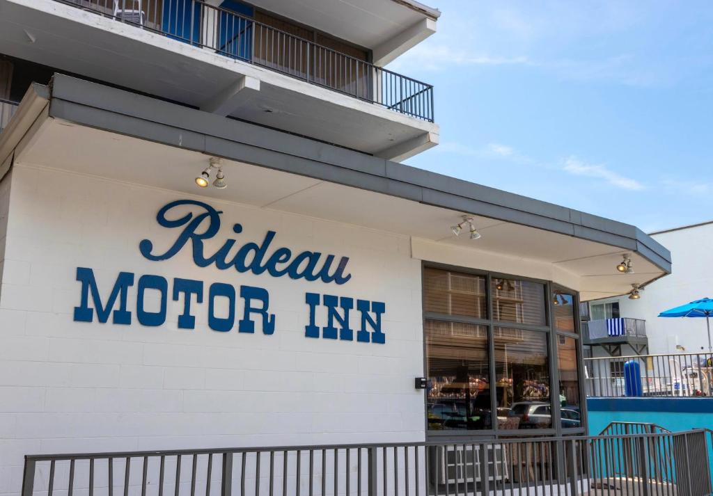 - un bâtiment avec le panneau de l'auberge ritzel dans l'établissement Rideau Oceanfront Motel, à Ocean City