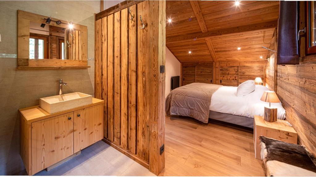1 dormitorio con 1 cama y lavamanos en una habitación en Dormeur - Chalet - BO Immobilier, en Châtel