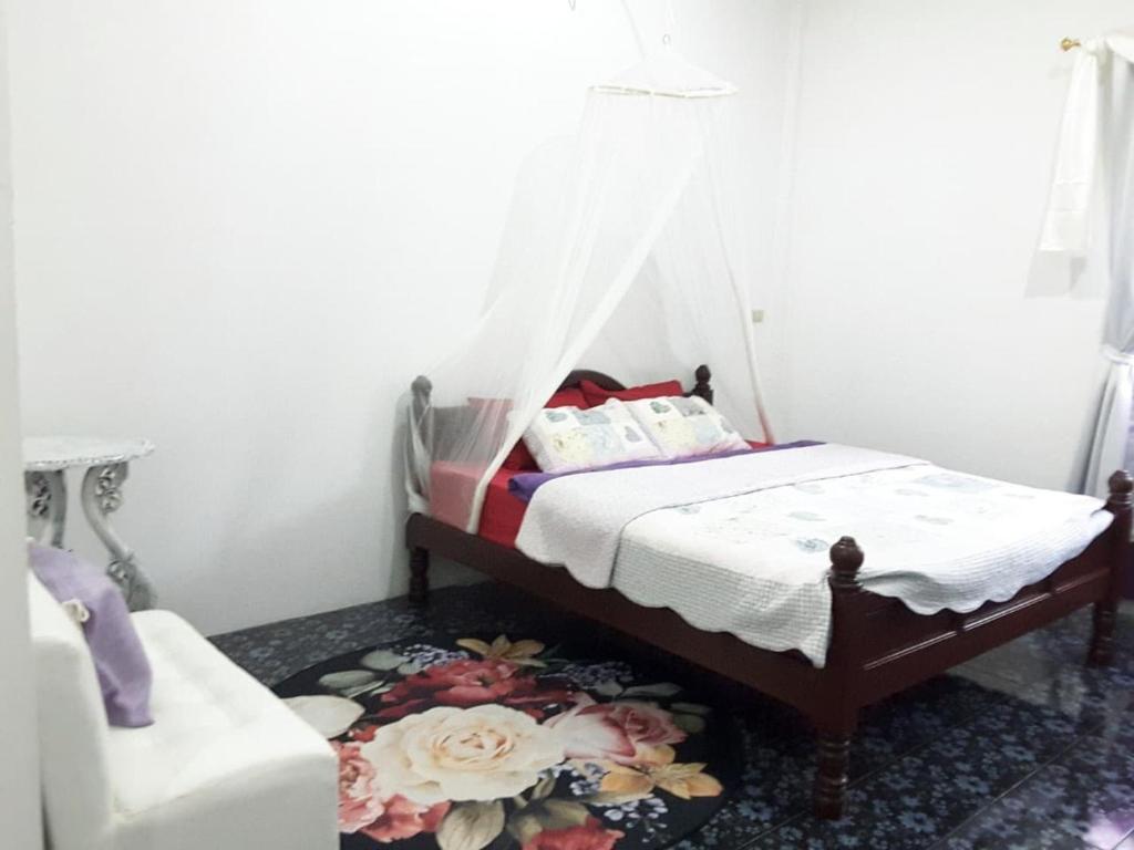 Postel nebo postele na pokoji v ubytování โรสชาเลต์ Rose Chalet