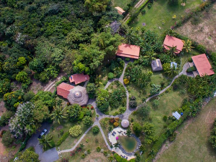 una vista aérea de un parque con una casa y árboles en CASITA COLIBRIS, en Copecito