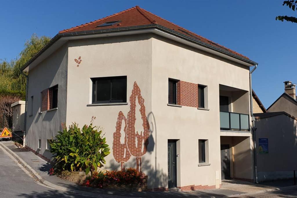 um edifício branco com um telhado vermelho em LA LOGIA DU PEUPLIER em Rilly-la-Montagne