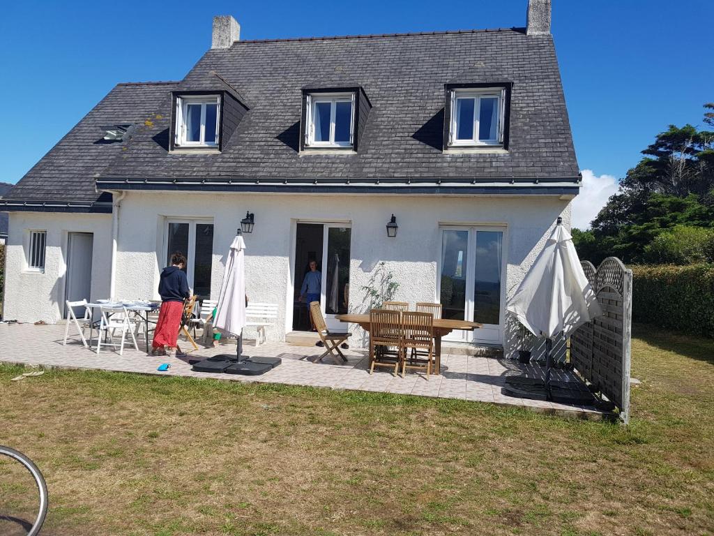 Casa con patio, mesa y sillas en Les Avocettes en Piriac-sur-Mer