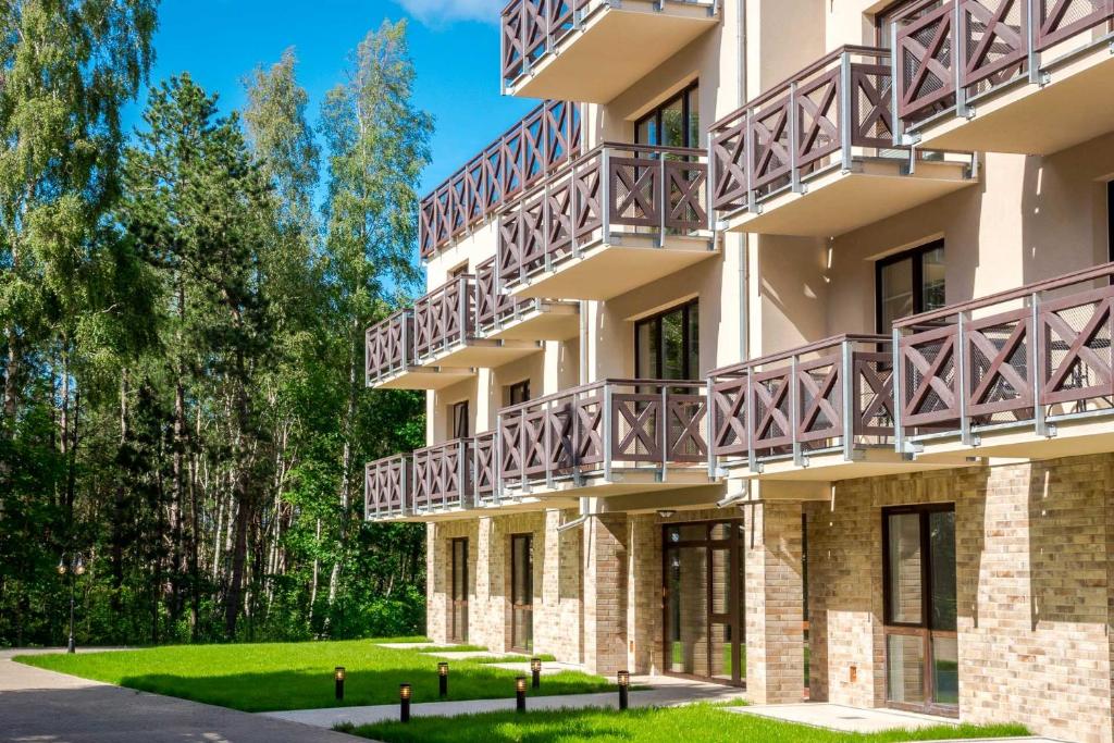- un bâtiment avec des balcons sur le côté dans l'établissement Villa Kliwer 50 metrów od morza, à Rowy