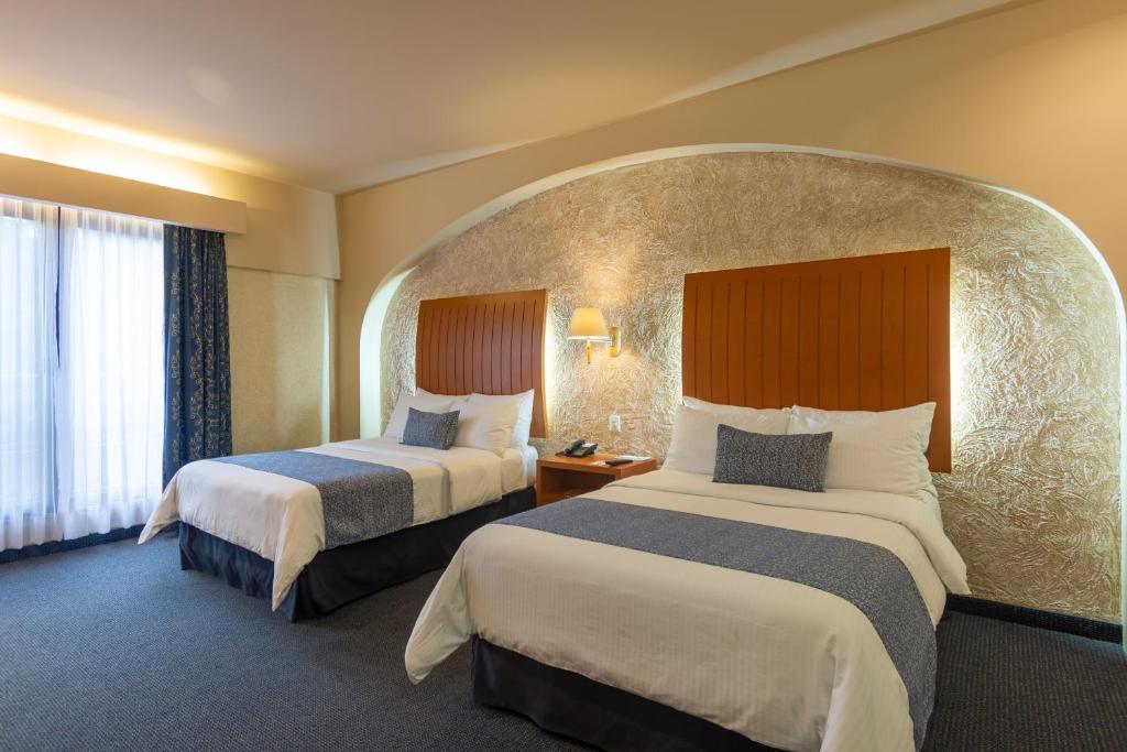 Postel nebo postele na pokoji v ubytování Hotel Flamingo Inn