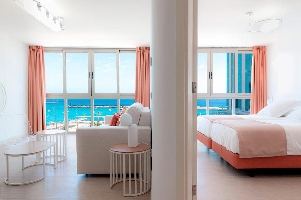 um quarto com uma cama, um sofá e uma mesa em Plus Fariones Habitat em Arrecife