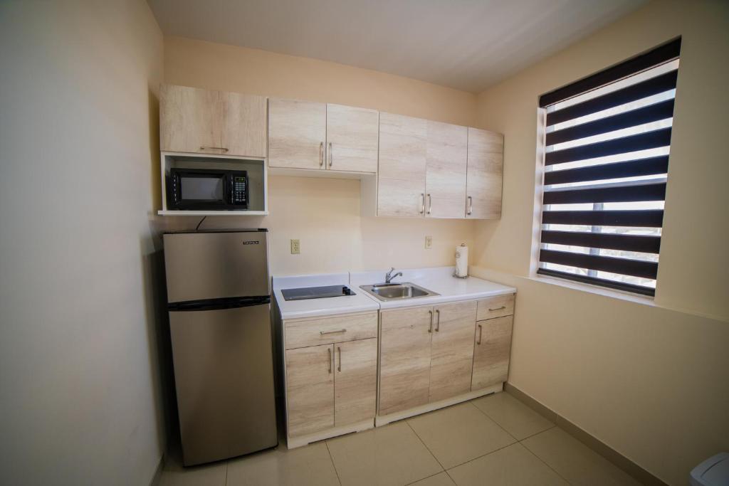 California Comfort & Suites