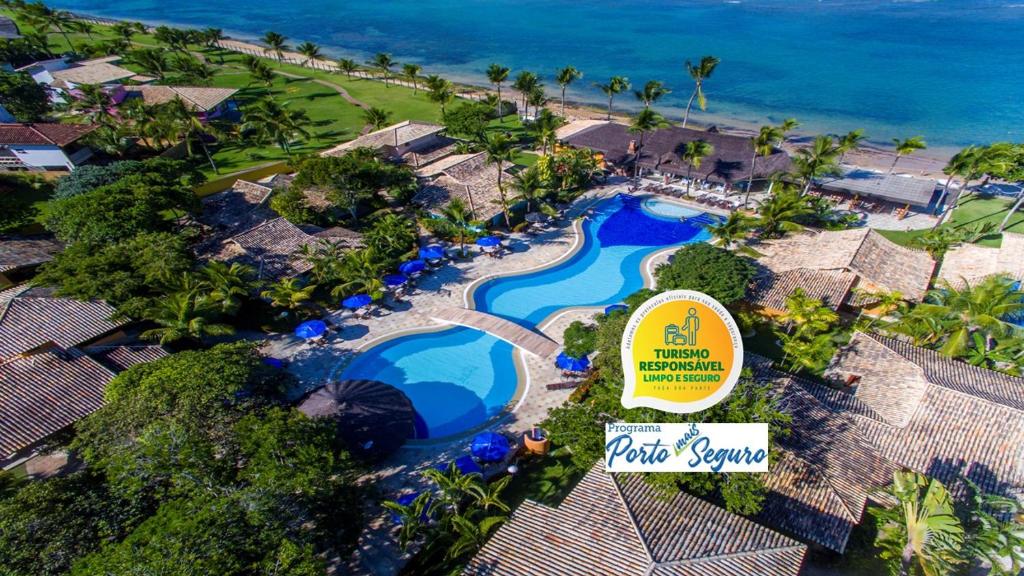 una vista aérea de la piscina en el complejo pacífico en Mar Paraíso Hotel, en Arraial d'Ajuda