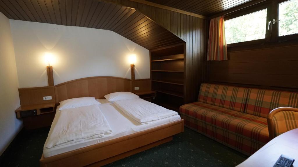 Postel nebo postele na pokoji v ubytování Hotel LukasMayr