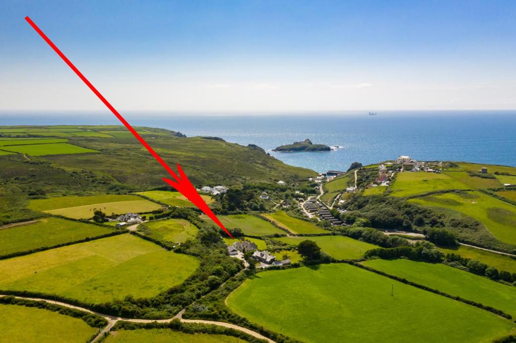 a red arrow pointing to an island in the ocean at Trerhose B&B in Mullion