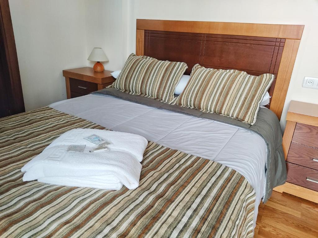 A bed or beds in a room at Pension a Fontiña