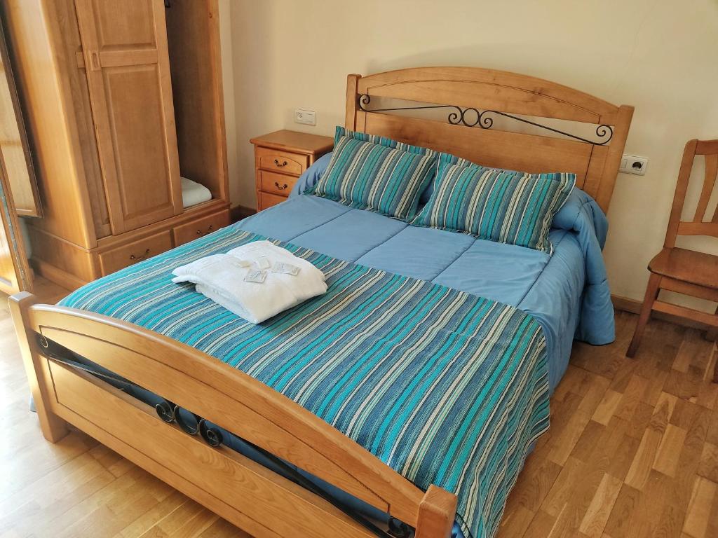 A bed or beds in a room at Pension a Fontiña