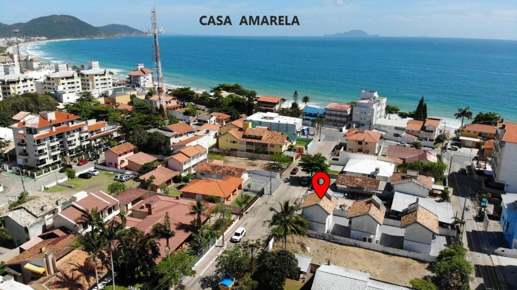 an aerial view of a town next to the ocean at Casa AMARELA - A 70 Metros da Areia da Praia dos Ingleses - 6 Pessoas in Florianópolis