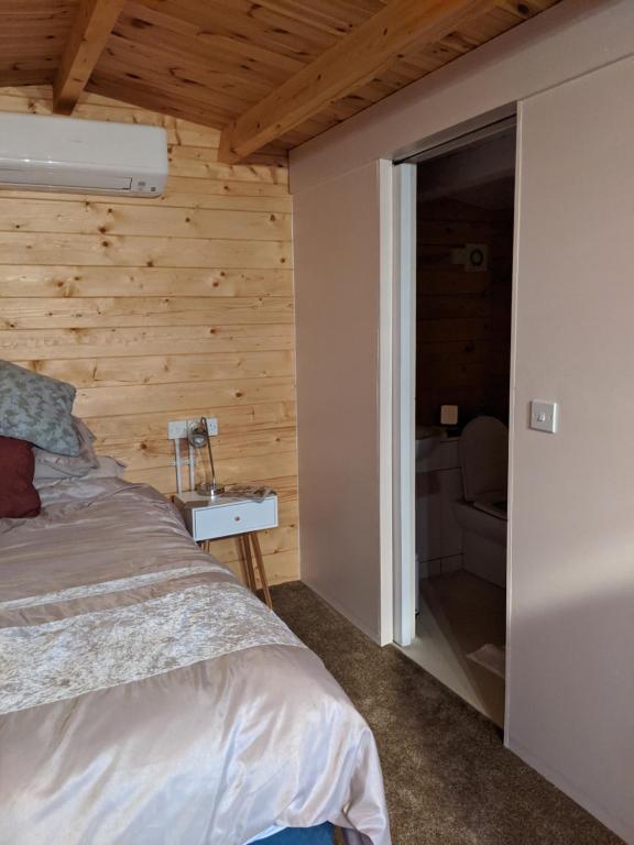 Postel nebo postele na pokoji v ubytování Foxhill Lodges