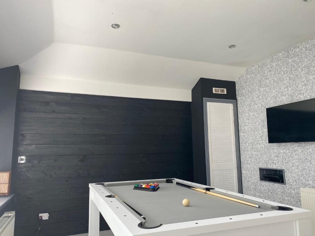 a ping pong table in a room with a wall at Seaview House in Aberdeen
