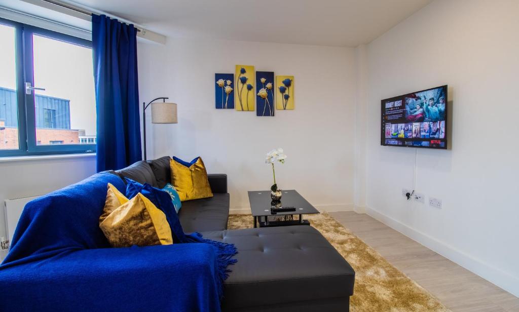 uma sala de estar com um sofá e uma grande janela em Virexxa Bedford Centre - Alpha Suite - 2Bed Flat with Free Parking & Gym em Bedford