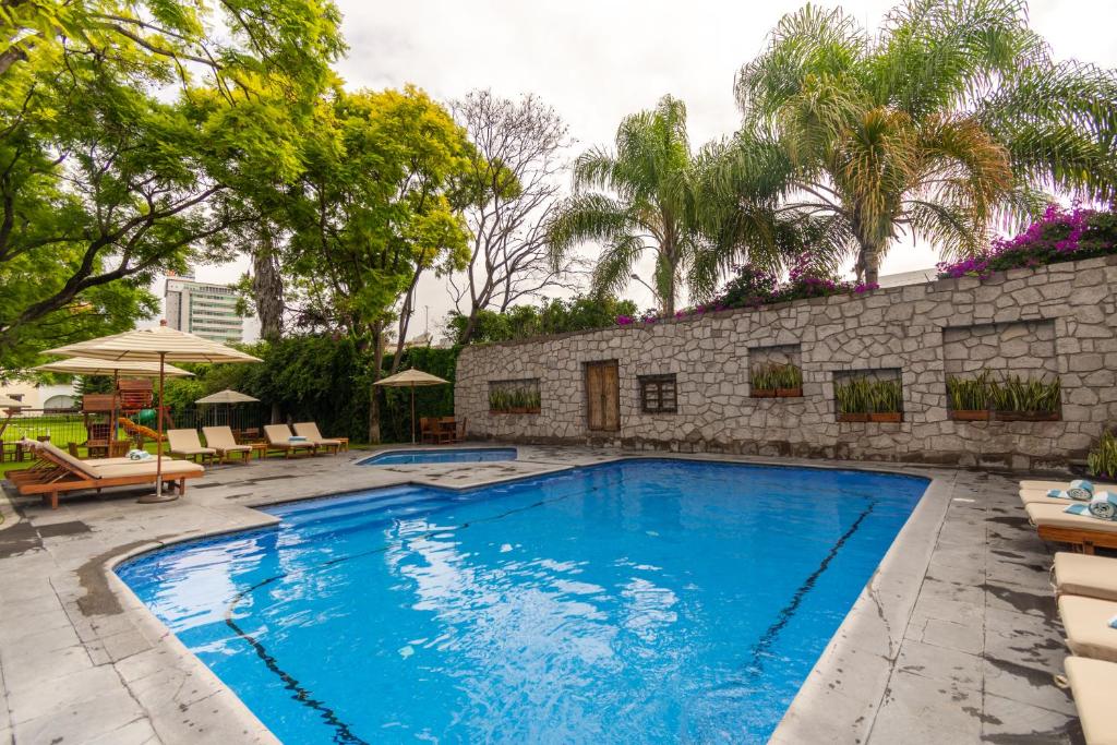 Bazén v ubytování Hotel Flamingo Inn nebo v jeho okolí