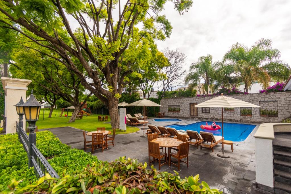 Bazén v ubytování Hotel Flamingo Inn nebo v jeho okolí